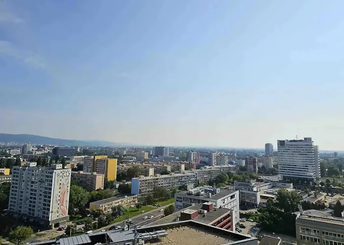 דירה Amazing View-18th Floor-2 Bedrooms Flat - Free Parking ברטיסלאבה